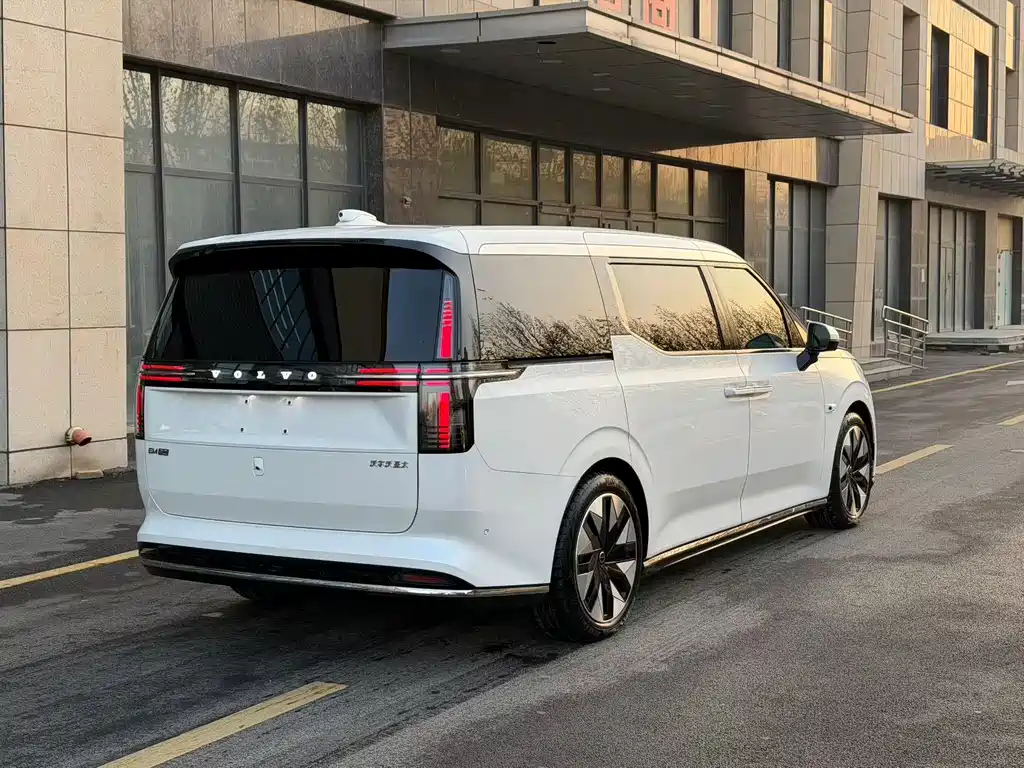Volvo EM90 2024