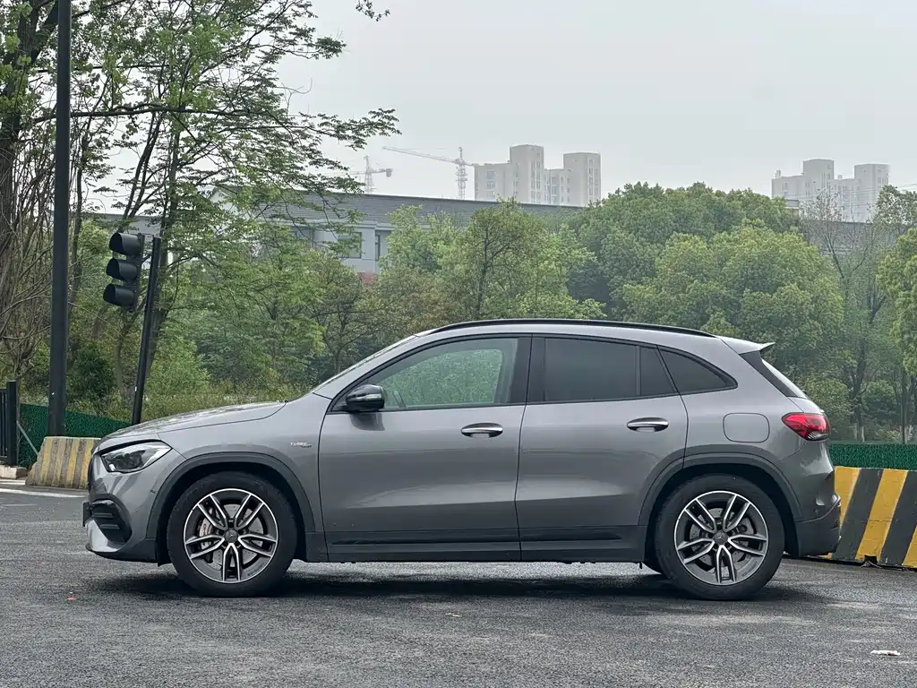 Mercedes-Benz GLA AMG 2021