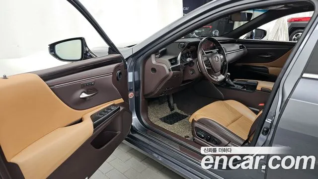 Lexus ES 2020