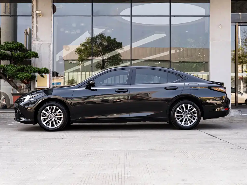 Lexus ES 2025