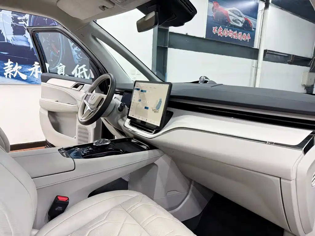 Volvo EM90 2025