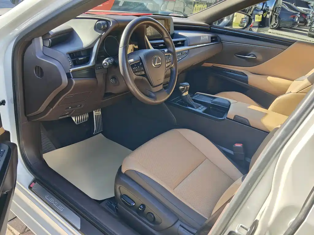 Lexus ES 2021