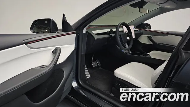 Tesla Model Y 2025