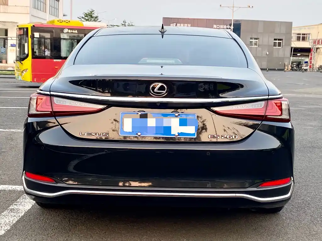 Lexus ES 2023