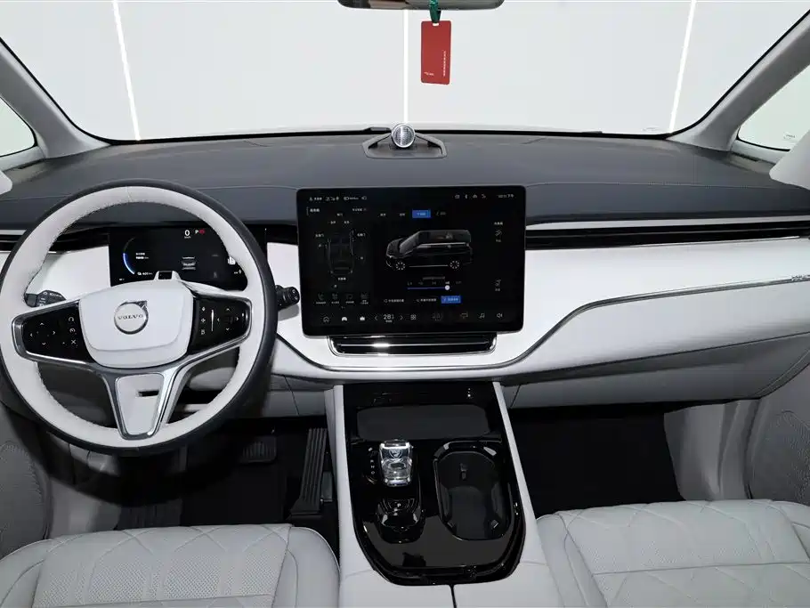 Volvo EM90 2024