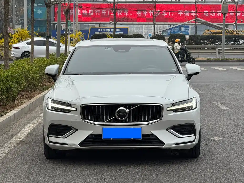 Volvo S60 2023