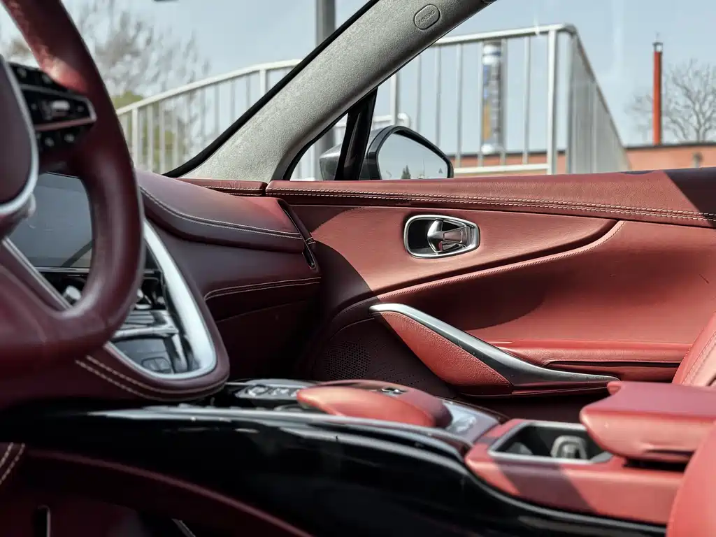 Aston Martin DBX 2021