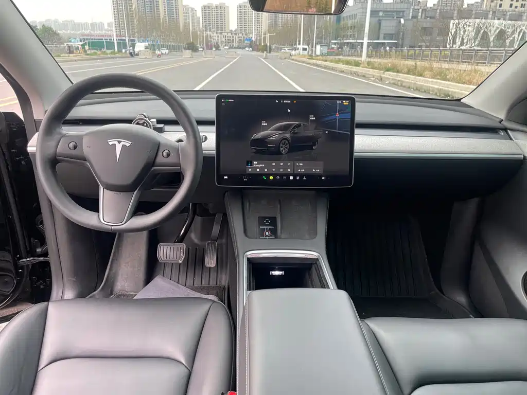 Tesla Model Y 2024
