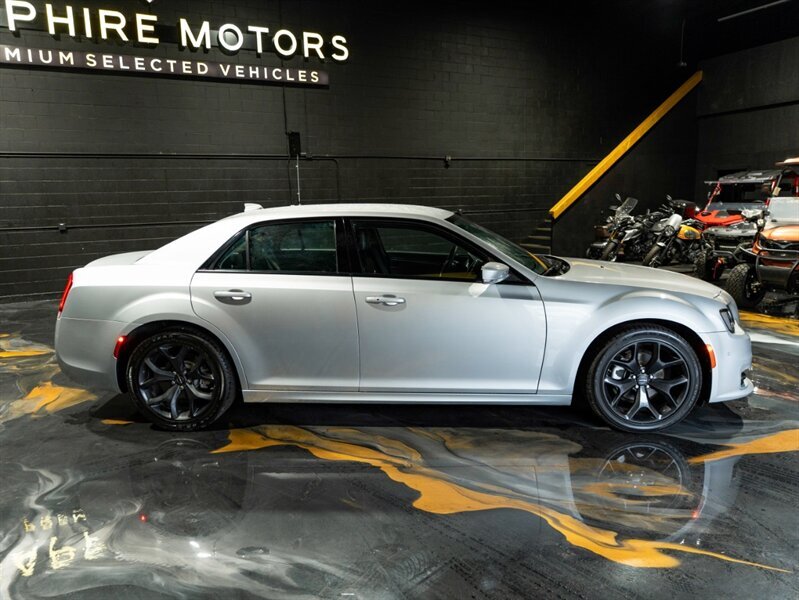 Chrysler 300 2023