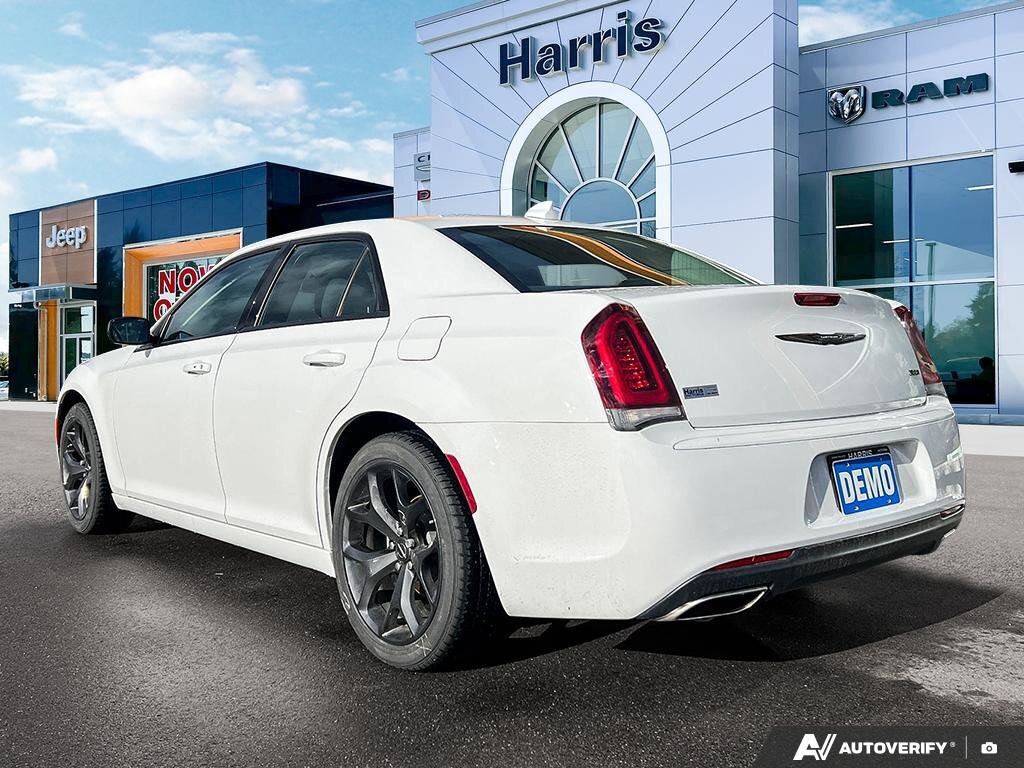 Chrysler 300 2022