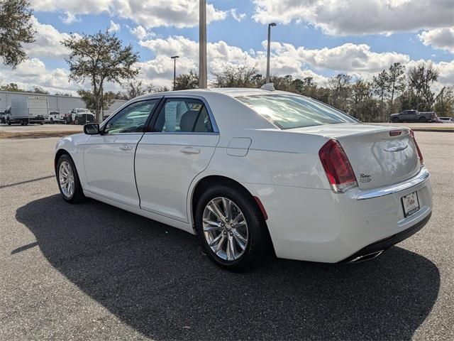Chrysler 300 2021
