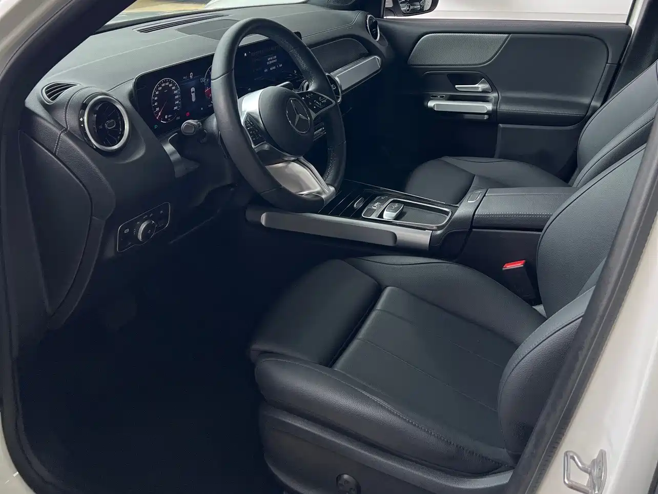 Mercedes-Benz GLB 2023