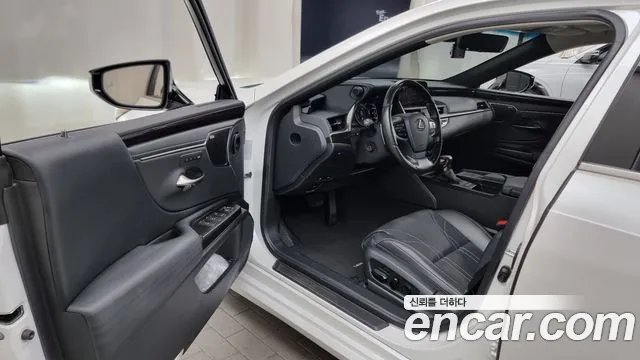 Lexus ES 2020