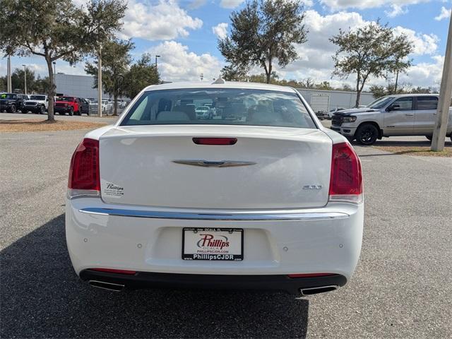 Chrysler 300 2021