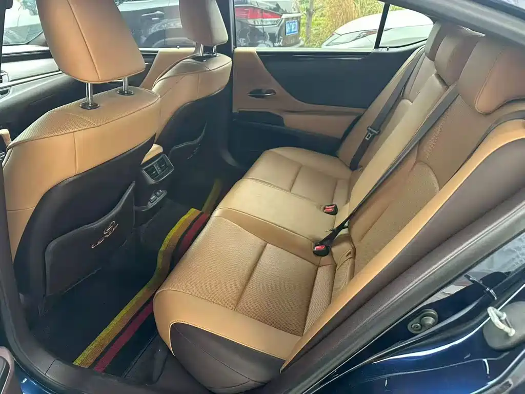 Lexus ES 2021