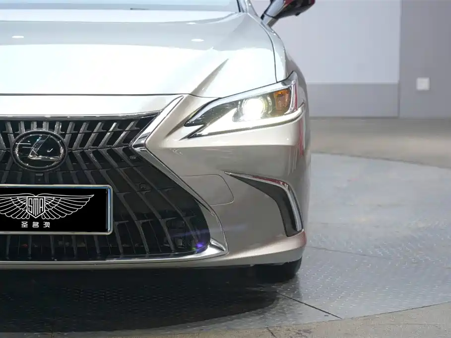 Lexus ES 2024