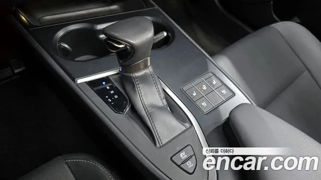 Lexus UX 2023
