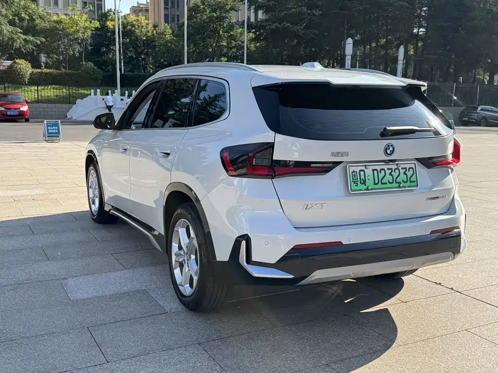 BMW iX1 2025