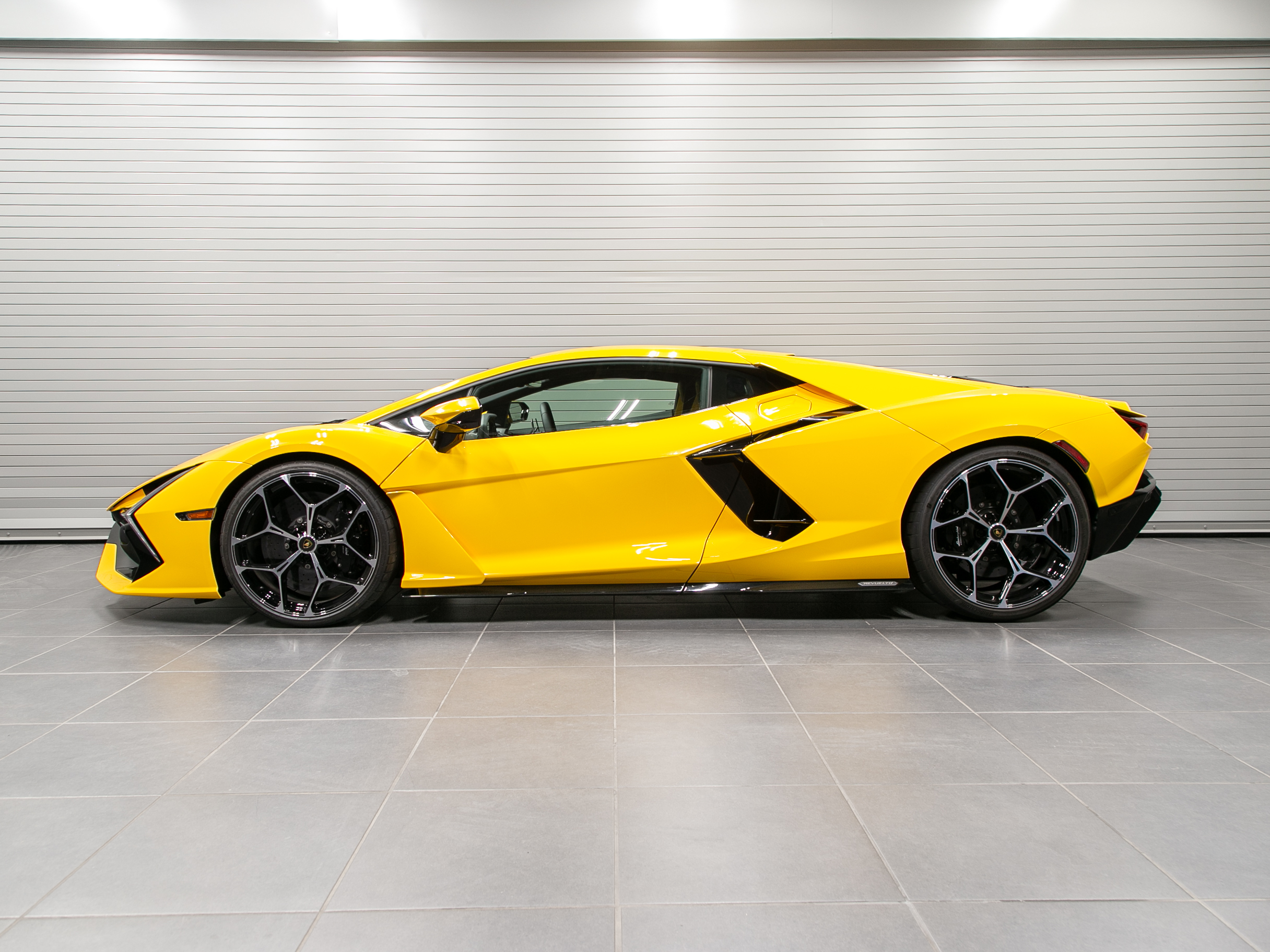 Lamborghini Revuelto 2024