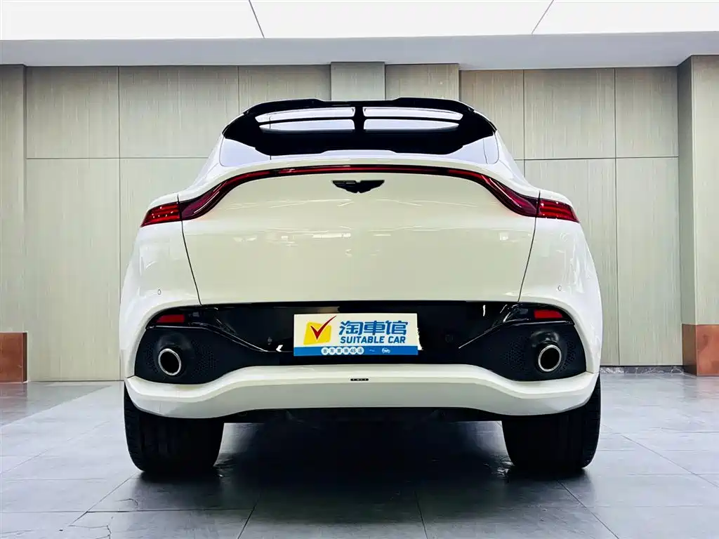 Aston Martin DBX 2021