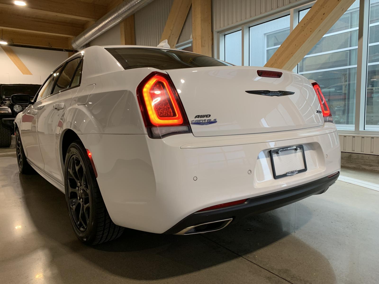 Chrysler 300 2023