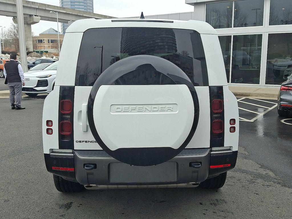 Land Rover Defender 2024