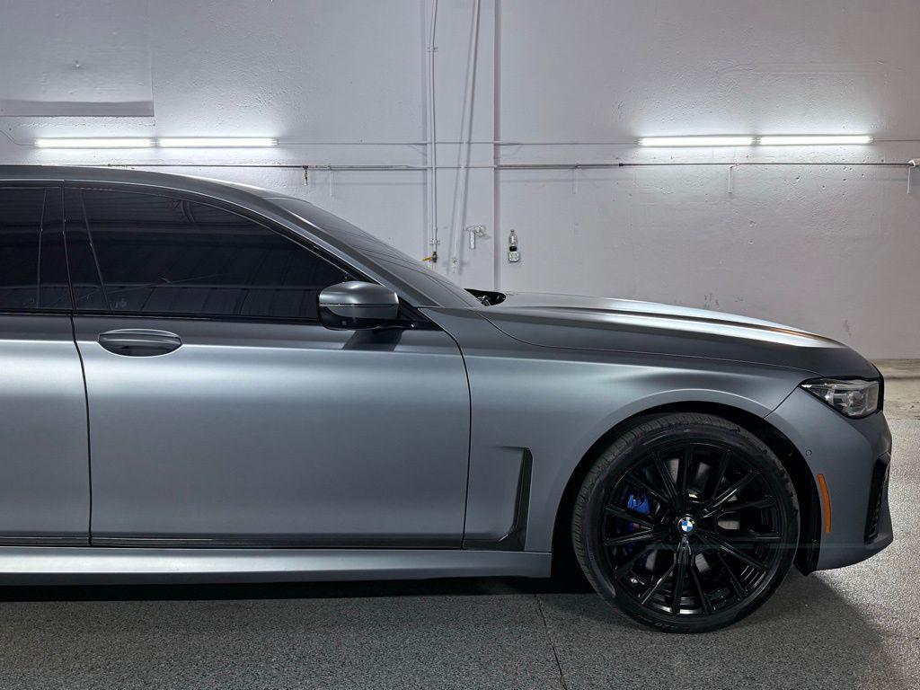 BMW 750 2022