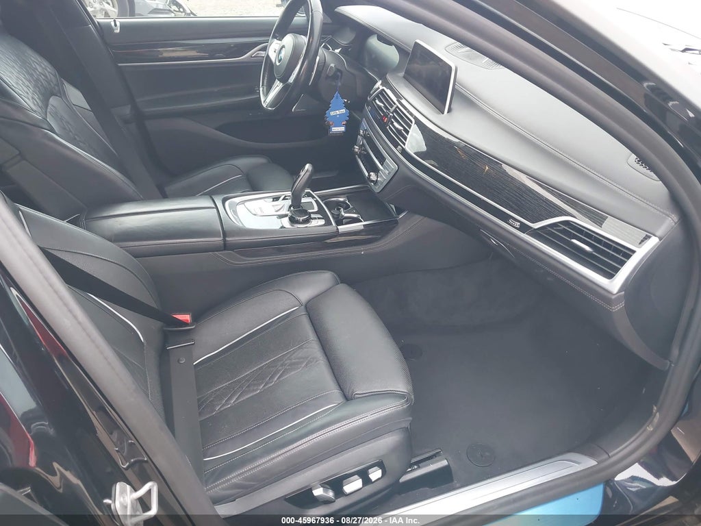 BMW 750 2022