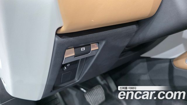 Land Rover Defender 2025