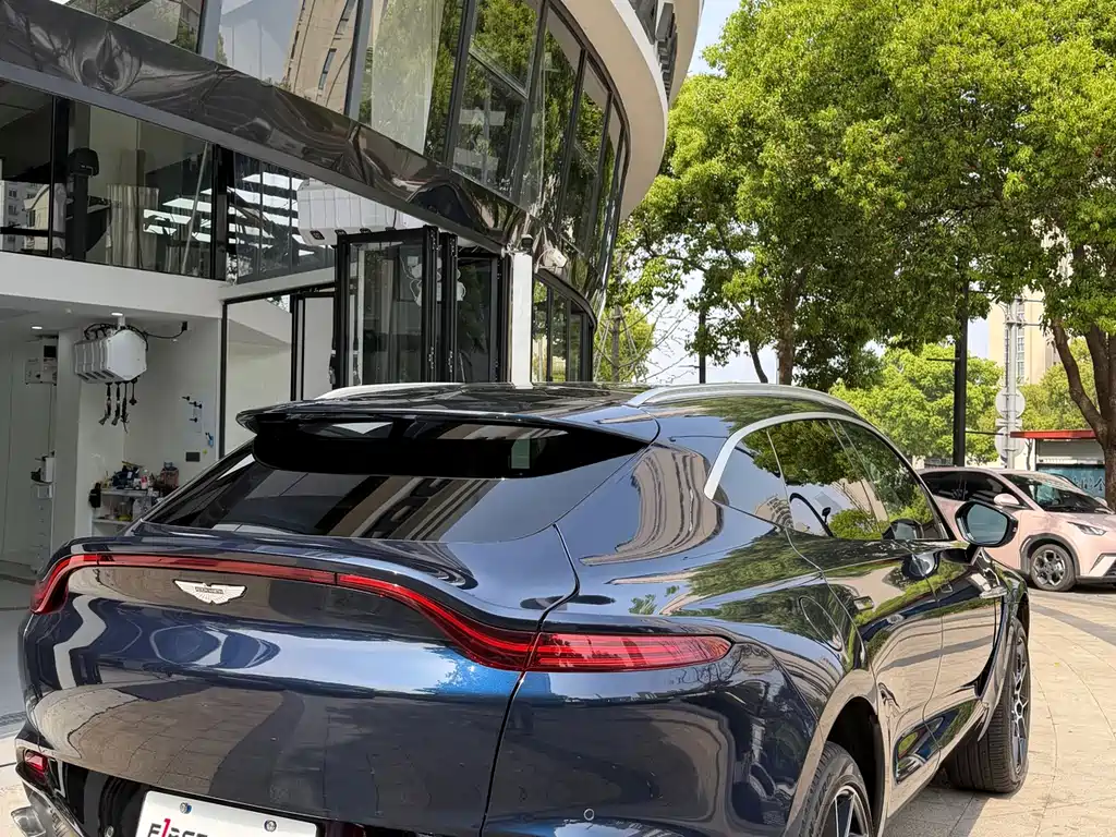 Aston Martin DBX 2021