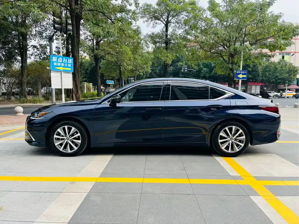 Lexus ES 2020