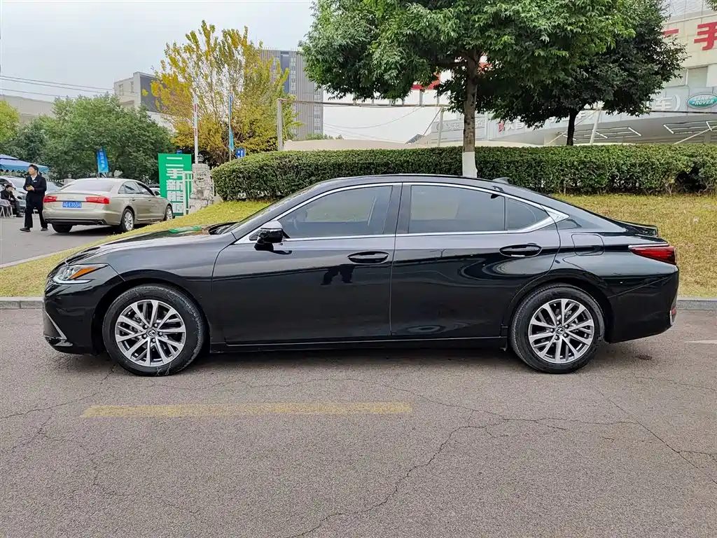 Lexus ES 2022