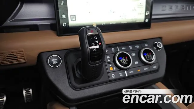 Land Rover Defender 2024