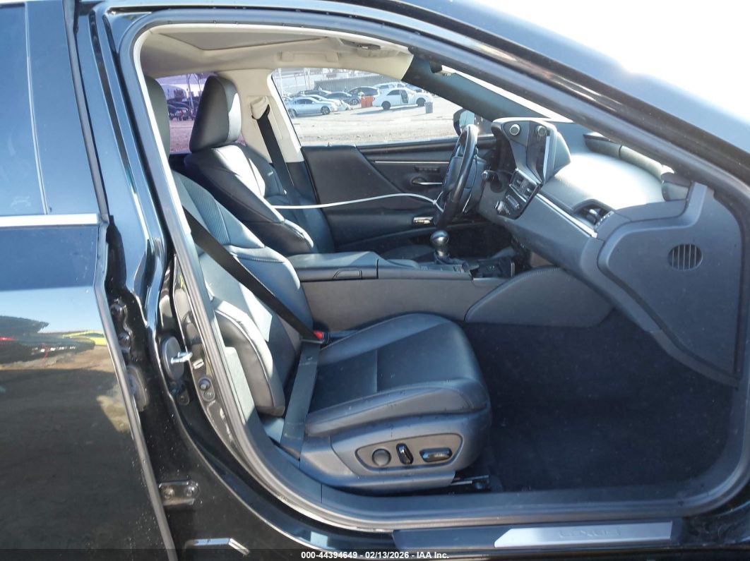 Lexus ES 2022