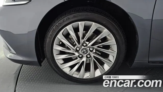 Lexus ES 2023