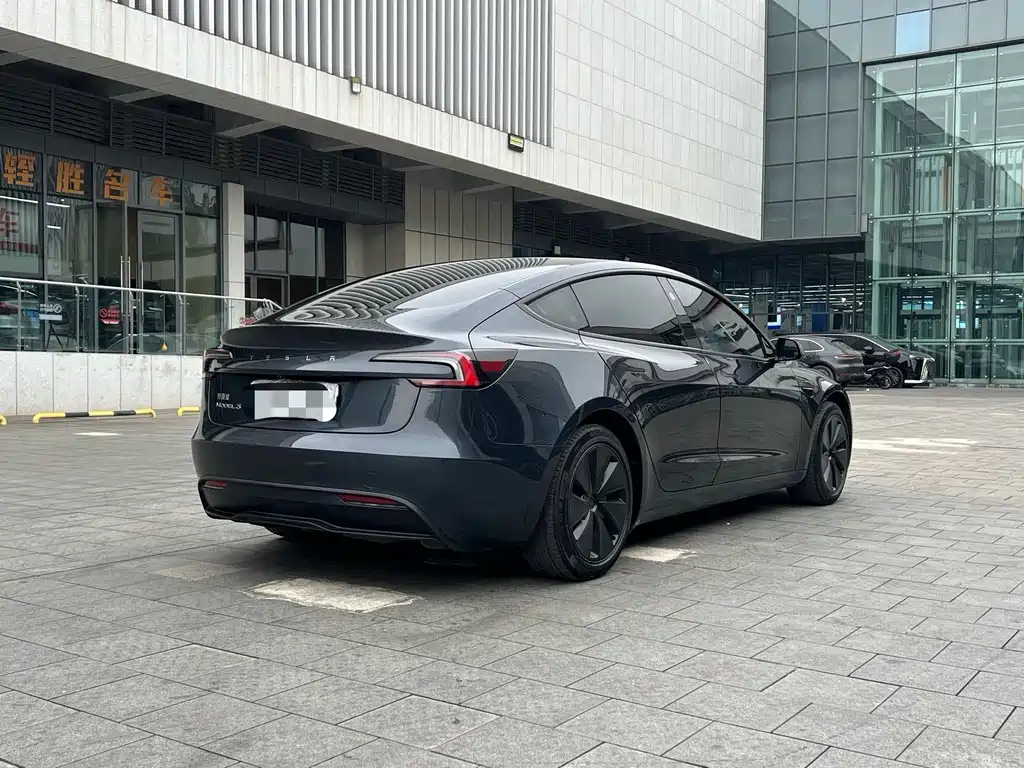 Tesla Model 3 2024
