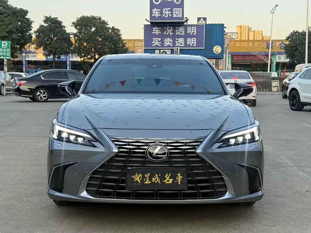 Lexus ES 2025