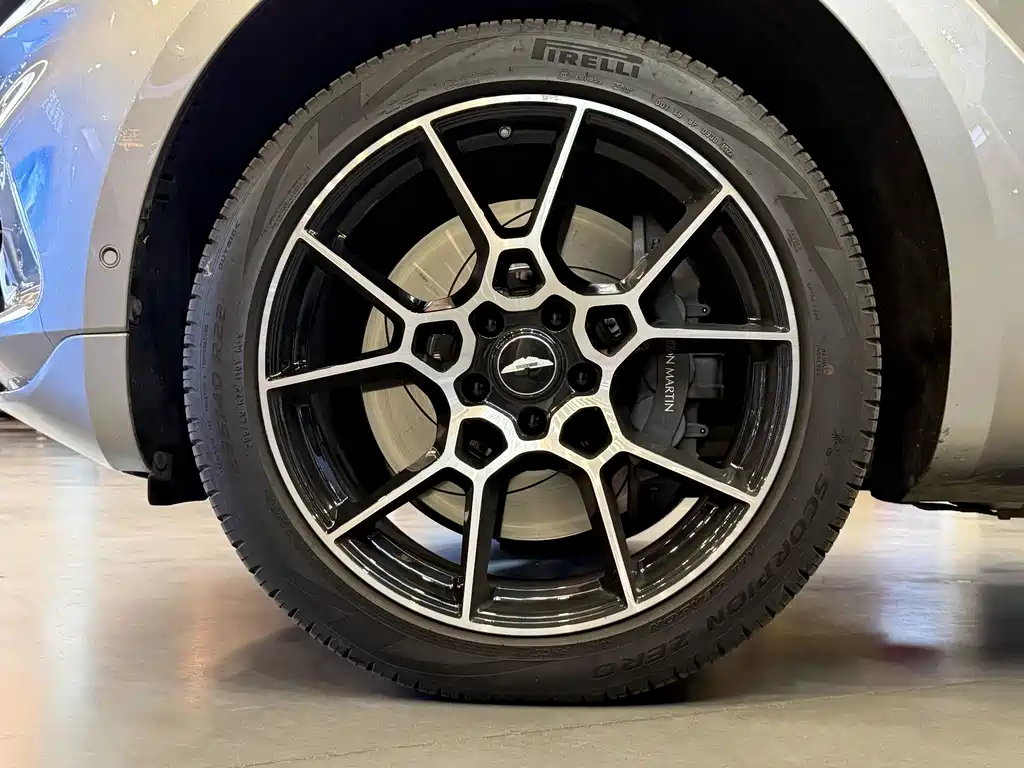 Aston Martin DBX 2023