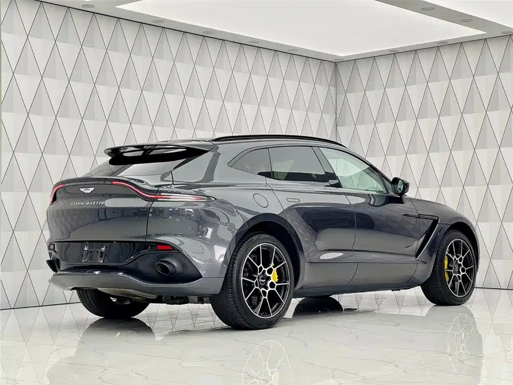 Aston Martin DBX 2021