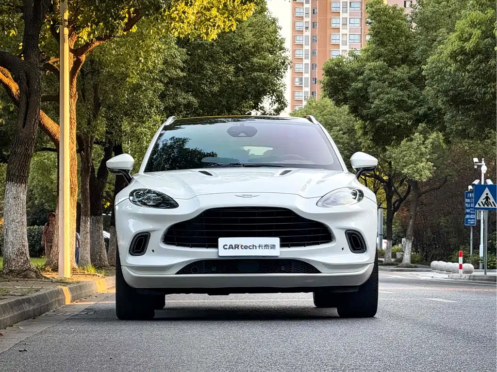 Aston Martin DBX 2022