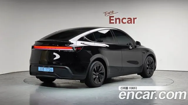 Tesla Model Y 2025