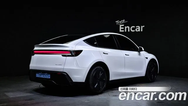 Tesla Model Y 2025