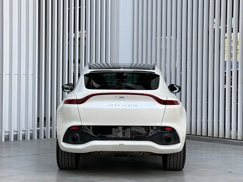 Aston Martin DBX 2021