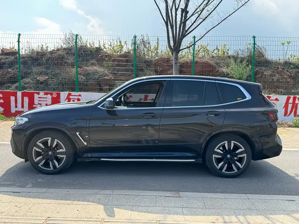 BMW iX3 2023