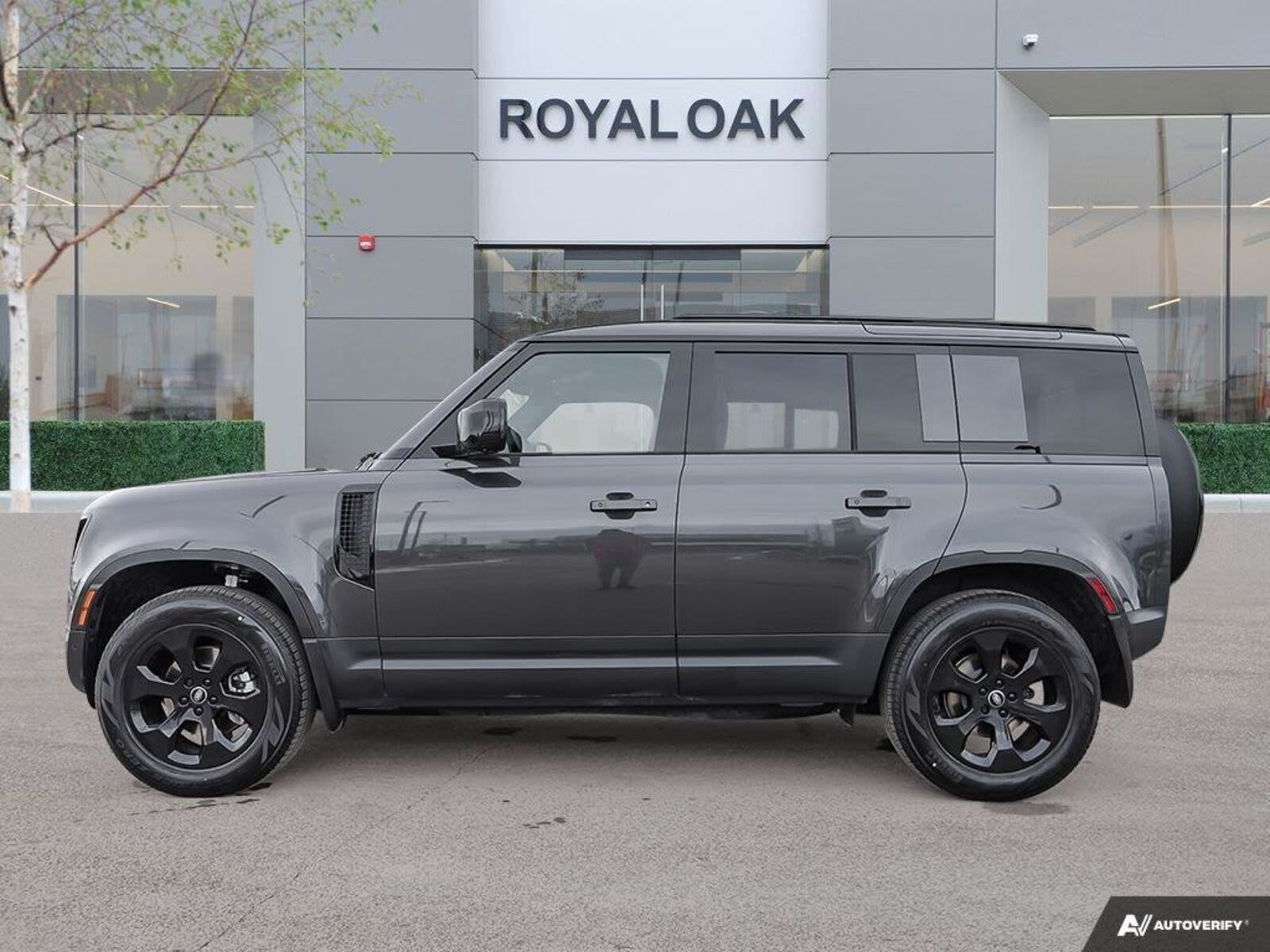 Land Rover Defender 2025