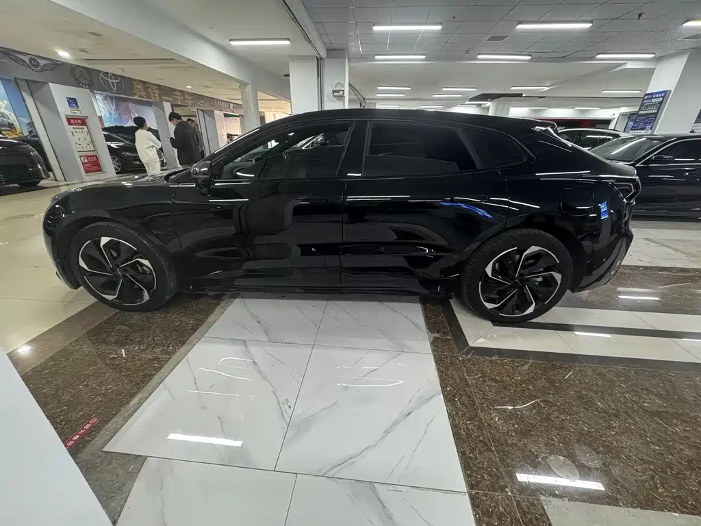 Zeekr 001 2024