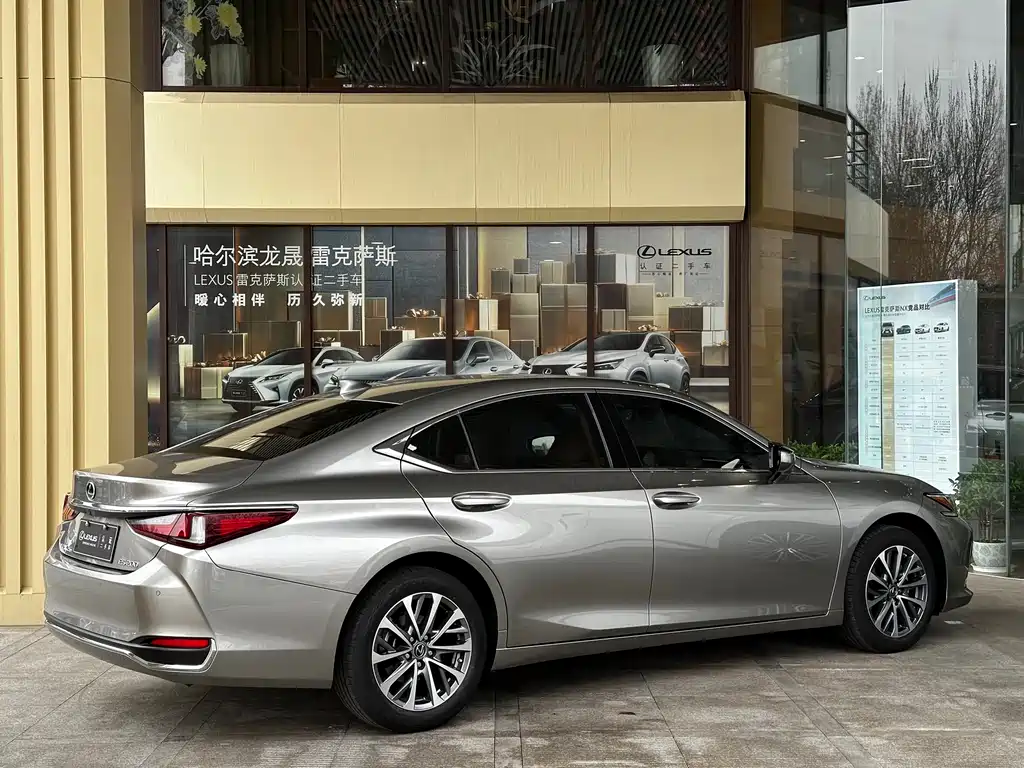 Lexus ES 2024