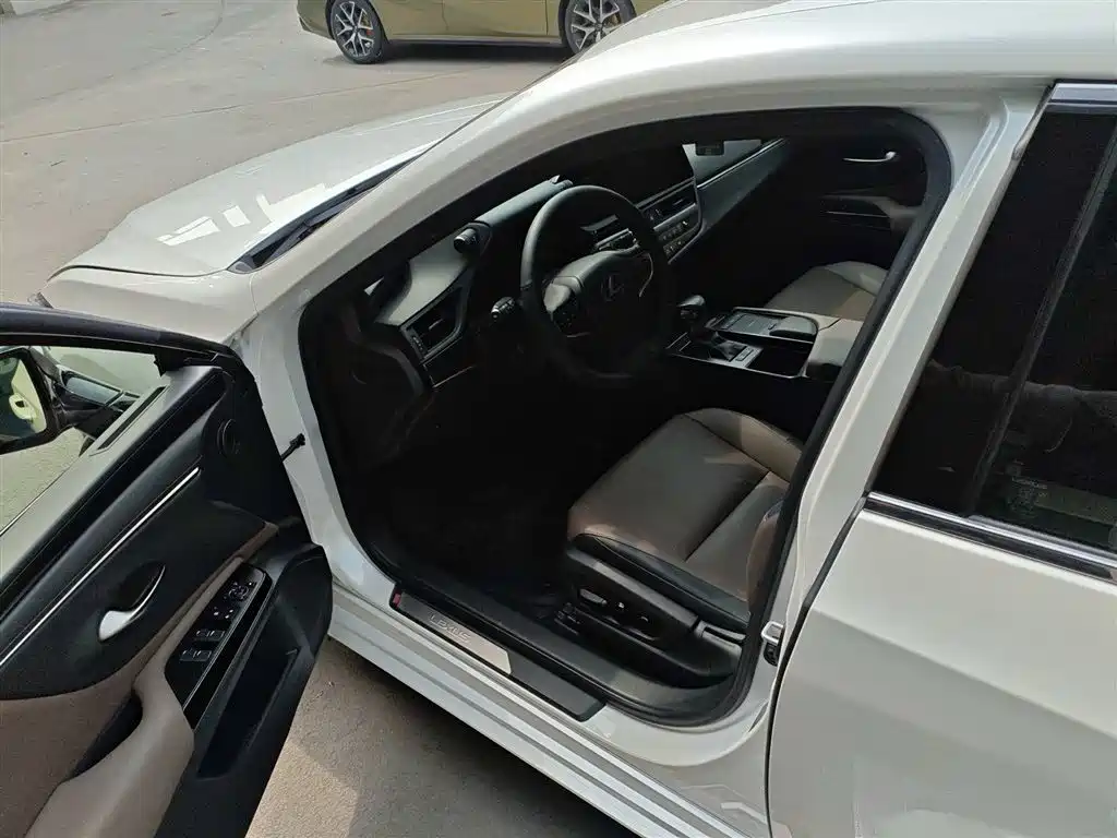 Lexus ES 2022