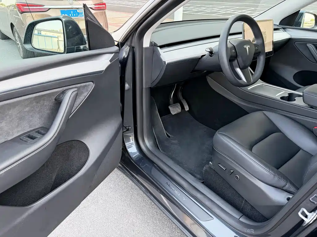 Tesla Model Y 2024