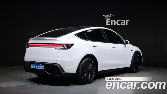 Tesla Model Y 2025